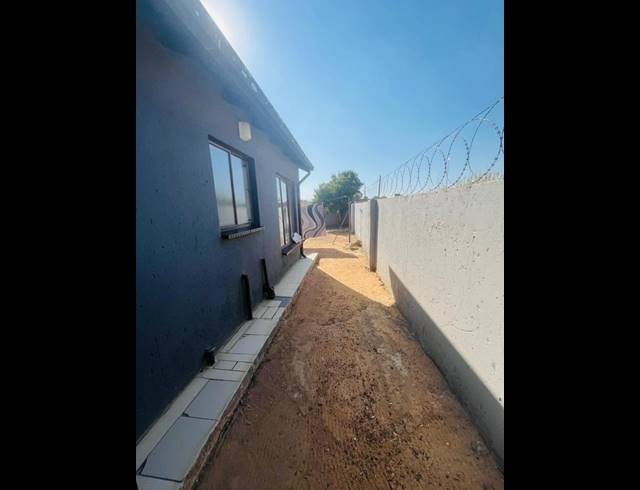 2 BEDROOM HOUSE FOR SALE IN MABOPANE UNIT S
